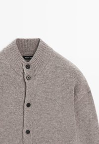 Szary dziany kardigan z prążkowanym kołnierzem, z przodem zapinanym na guziki w ciemnym kolorze oraz z detalami z teksturowanej włóczki.