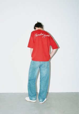 PULL&BEAR, RELAXED FIT ONE PIECE - T-SHIRT - Print T-shirt - light red