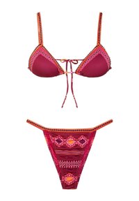 Set di bikini in bordeaux con accenti rosa e arancione. Il top presenta coppe triangolari e spalline regolabili; il fondo ha motivi geometrici e copertura minima.