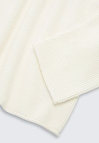 Sweter z prążkowanego dzianiny w kolorze ecru, z fakturowaną powierzchnią, długimi rękawami i lekko zaokrąglonym dołem. Miękka, lekka tkanina.