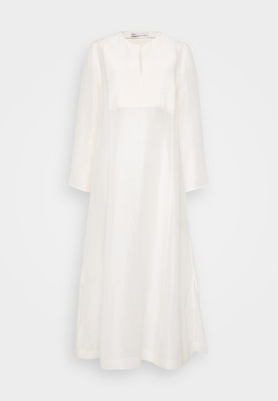 Biała sukienka z długim rękawem, wykonana z lekkiego materiału. Posiada stójkę, plisowania z przodu oraz boczne rozcięcia zapewniające swobodę ruchów.