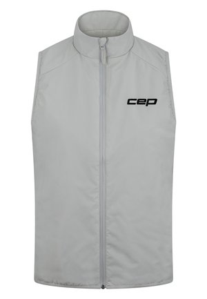 Gilet grigio senza maniche realizzato in tessuto leggero, con collo alto, cerniera frontale e un logo nero sul lato sinistro.