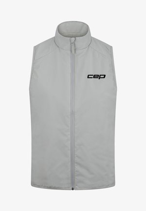 Gilet grigio senza maniche realizzato in tessuto leggero, con collo alto, cerniera frontale e un logo nero sul lato sinistro.