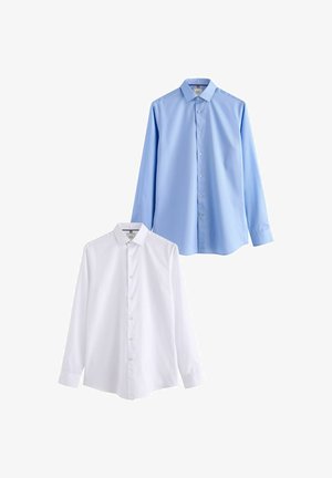 To lange skjorter med lange ærmer: en lyseblå og en hvid. Begge har knaplukning, klassisk krave og en glat tekstur.