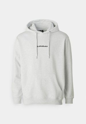 Sudadera gris claro con bolsillo canguro, capucha con cordón y un pequeño logotipo negro en el pecho. La tela tiene un acabado suave y texturizado.