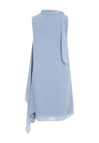 Hemelsblauwe mouwloze jurk met een kraag, voorzien van een strik aan de achterkant en een vloeiende silhoët. Soepele, lichte stof en gelaagd ontwerp.