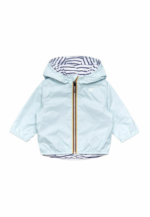 Giacca azzurra chiara con cappuccio, polsini elasticizzati, fodera a righe e una cerniera frontale con un tirante colorato. Materiale leggero e resistente all'acqua.