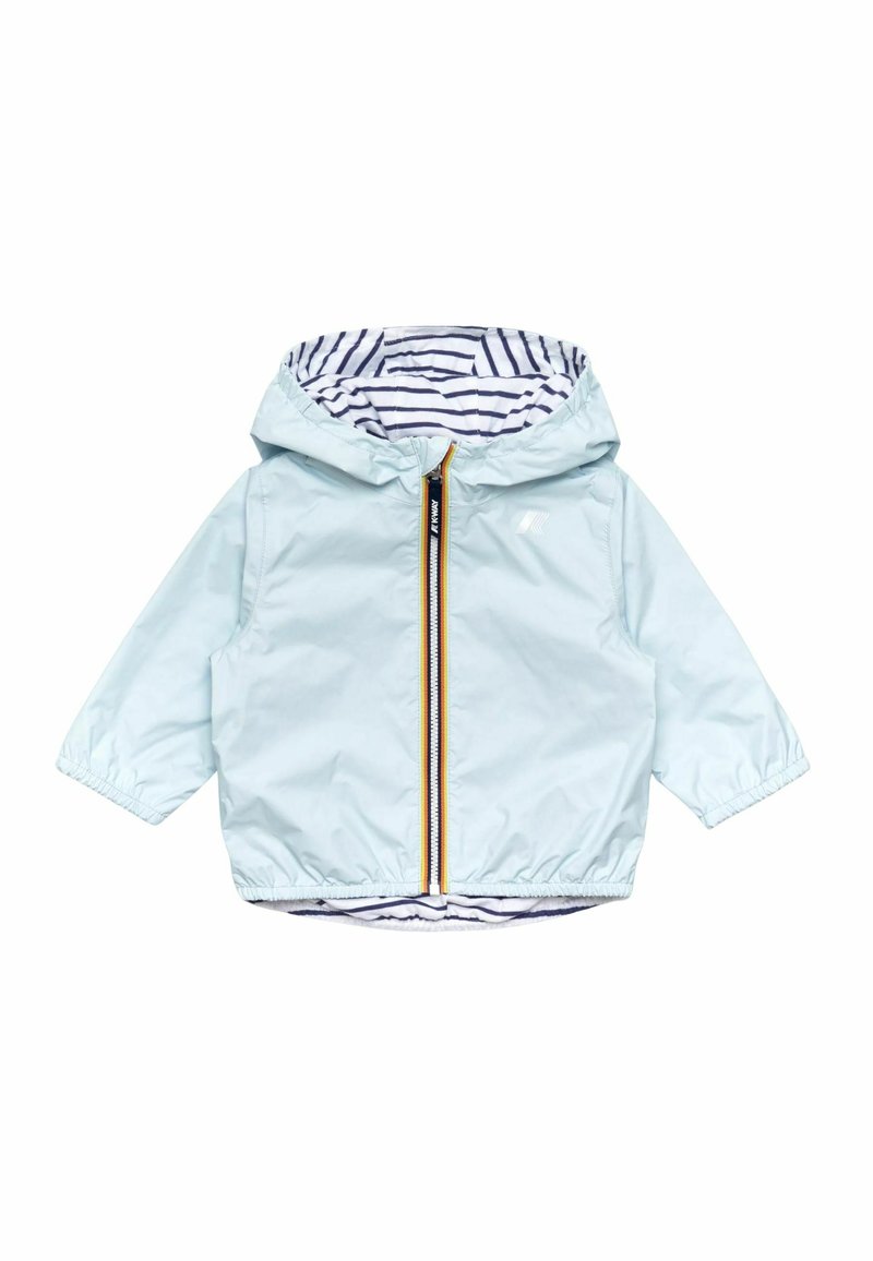 Giacca azzurra chiara con cappuccio, polsini elasticizzati, fodera a righe e una cerniera frontale con un tirante colorato. Materiale leggero e resistente all'acqua.