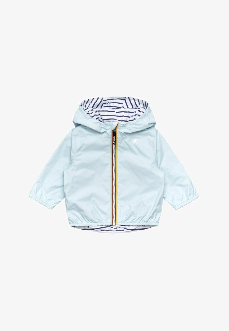 Giacca azzurra chiara con cappuccio, polsini elasticizzati, fodera a righe e una cerniera frontale con un tirante colorato. Materiale leggero e resistente all'acqua.