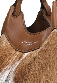 Bruine leren tas met een zachte, gegrpte haarstructuur en witte accenten. Geëmbosseerd logo "GIANNI CHIARINI FIRENZE" aan de bovenkant.