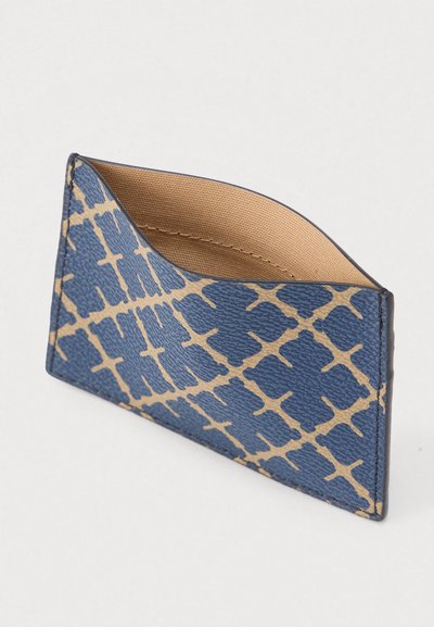 Μπλε και μπεζ θήκη κάρτας με ανάγλυφο, γεωμετρικό σχέδιο. Κατασκευασμένη από συνθετικό υλικό, με λεία εσωτερική επένδυση.