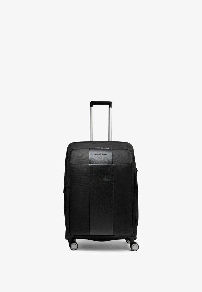 Maleta rígida negra con textura lisa, bolsillo frontal con cremallera, asa telescópica y cuatro ruedas giratorias para facilitar el manejo.