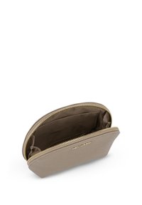 Beige leren etui met een gestructureerd oppervlak, gouden rits en subtiele branding aan de binnenkant. De open bovenaanzicht toont de indeling van het interne compartiment.