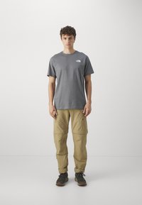The North Face M SS BOX NSE TEE - Apdrukāts T-krekls - smoked pearl