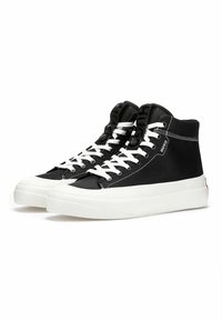 Hochschuh-Sneaker aus schwarzem Canvas-Obermaterial, mit weißer Gummisohle und kontrastierenden weißen Schnürsenkeln. Enthält dezente Branding- und Nähdetails.