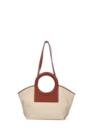 Beige Canvas-Handtasche mit braunen Ledergriff- und langen Schulterriemen, strukturiert in trapezförmiger Form.