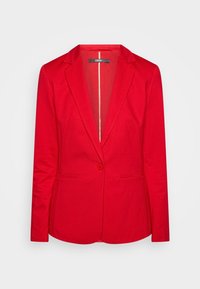 Czerwony żakiet wykonany z gładkiego materiału, z pojedynczym zapięciem na guzik, wykrojonymi klapami i wyraźnie zarysowanym kształtem z bocznymi kieszeniami.
