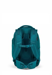 Zaino turchese con imbottitura in rete, spallacci regolabili e fibbie. Presenta tasche laterali e un materiale liscio e resistente con un design minimalista.