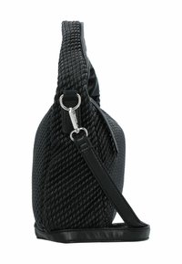 Bolso de mano de cuero tejido negro con una superficie texturizada, que cuenta con una correa de hombro delgada y un acento de metal para asegurar el cierre.