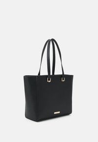 Sac fourre-tout noir en simili cuir avec deux poignées robustes, de forme rectangulaire, et des accents en métal doré sur les côtés.