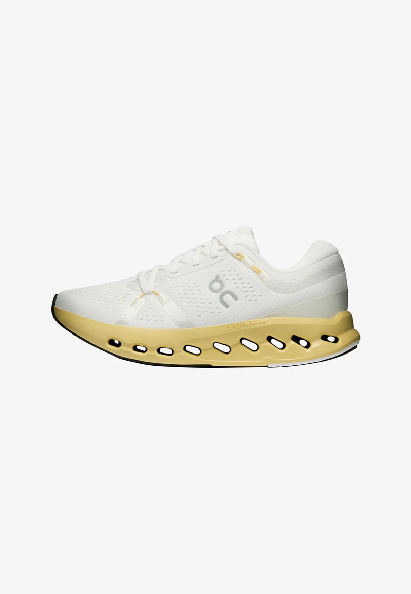 Chaussure de course blanche et jaune pâle avec design à lacets, dessus respirant, logo de la marque sur le côté et semelle ventilée pour amorti et soutien.