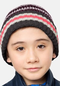 Gebreide beanie in donkergrijs, met paarse, witte en koralen strepen. Zachte textuur met een aansluitend ontwerp. Basis ronde vorm.