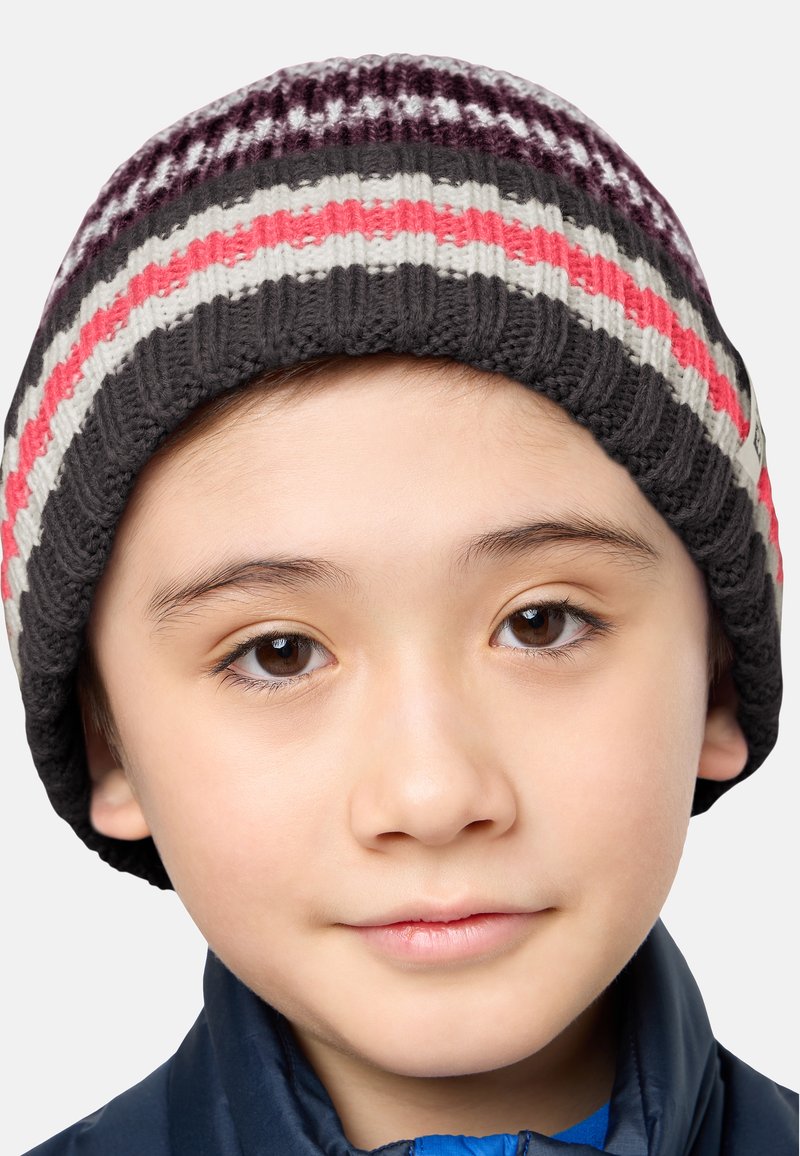Gebreide beanie in donkergrijs, met paarse, witte en koralen strepen. Zachte textuur met een aansluitend ontwerp. Basis ronde vorm.