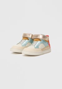 Kõrged laste sneakerid, millel on kuldsed, sinised ja punased aktsendid. Valmistatud kangast ja sünteetilisest materjalist. Velcro rihma sulgemine.