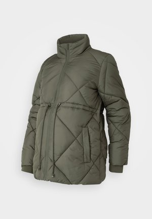 Olijfgroene, gequiltte pufferjas met een hoge kraag, ritssluiting aan de voorkant, elastische manchetten en een verstelbare koord aan de taille.