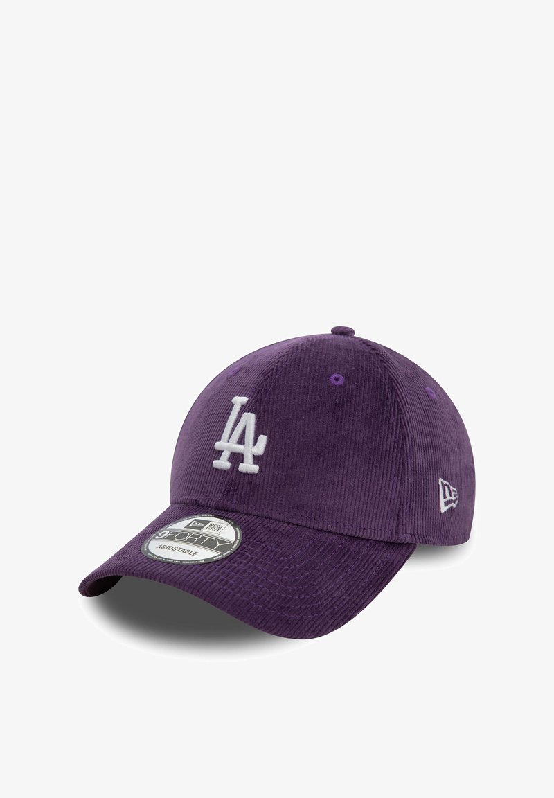 Gorra de béisbol de pana morada con el logo "LA" bordado en blanco. Presenta un diseño estructurado, ajuste ajustable y visera redonda.