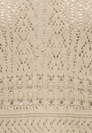 Tissu tricoté beige avec un motif en dentelle répétitif comprenant des points ouverts verticaux et en forme de losange.