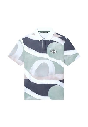 Polo a maniche corte con colletto bianco, motivi astratti ondulati in grigio, bianco e beige, e logo EA7 Emporio Armani sul petto a sinistra.