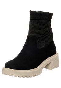 Czarny botek na kostkę z prążkowaną dzianinową cholewką i gładkim wykończeniem zamszowym. Posiada masywną, kremową gumową podeszwę z teksturowanym bieżnikiem.