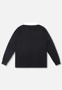 Μαύρο μακρυμάνικο μπλουζάκι ράγκμπι με άσπρο γιακά, εμφανιζόμενο από πίσω, τοποθετημένο επίπεδα σε ανοιχτό γκρι φόντο.