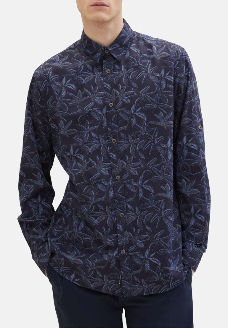 Navyblaues Hemd mit Knöpfen, das mit einem blauen Blättermuster versehen ist. Es besteht aus einem leichten Stoff mit weicher Textur und hat eine schlanke Passform.