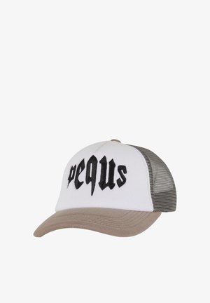 Weißer Hut mit schwarzem gesticktem "pequs"-Text, grauem Netzrücken und beiger Schirm. Strukturierte Form mit gebogenem Schirm.