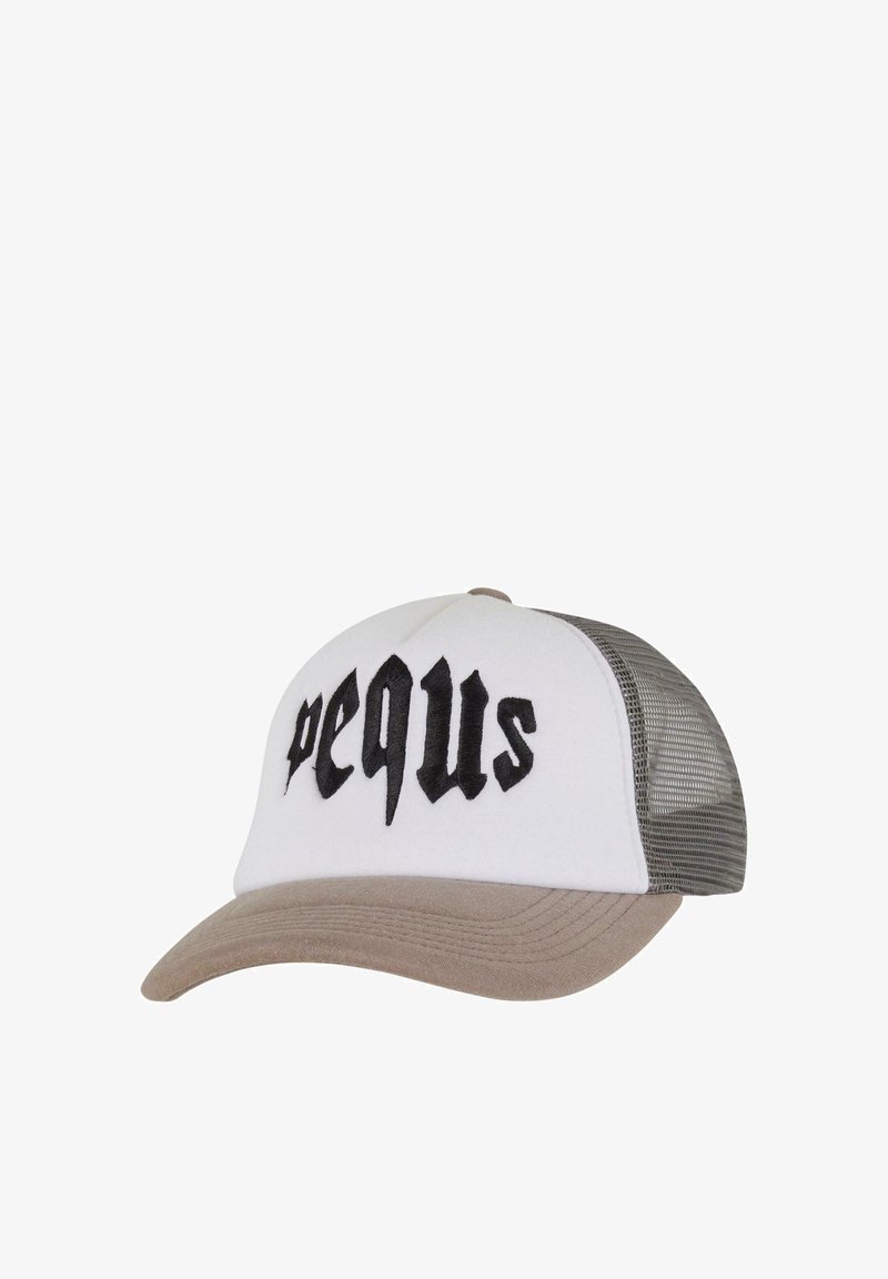 Witte pet met zwart geborduurd "pequs"-tekst, grijze mesh achterkant en beige rand. Gestructureerd ontwerp met een gebogen vizier.