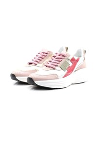 Sneakers sportivi in rosa, bianco e rosso. Le caratteristiche includono pelle testurizzata, suole bianche spesse e lacci rosa. Accenti metallici presenti.