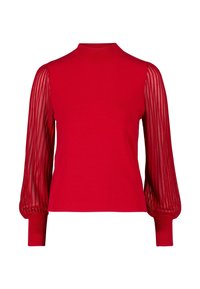 Czerwony sweter z wysokim dekoltem oraz przezroczystymi, plisowanymi długimi rękawami. Żebrowane mankiety i dopasowane body podkreślają kontrastujące faktury.