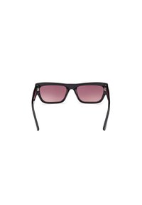 Occhiali da sole neri rettangolari con lenti sfumate rosa e montatura in plastica elegante. Presentano temporali leggermente curvi e accenti metallici.