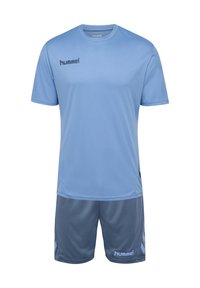 Lichtblauw sportshirt met korte mouwen en donkerblauwe shorts, beiden met "hummel" logo's en chevronpatronen op de shorts.