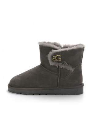 Stivaletti alla caviglia in suede grigio con una morbida fodera grigia, caratterizzati da un accento del logo dorato sul lato e una suola piatta in gomma nera.