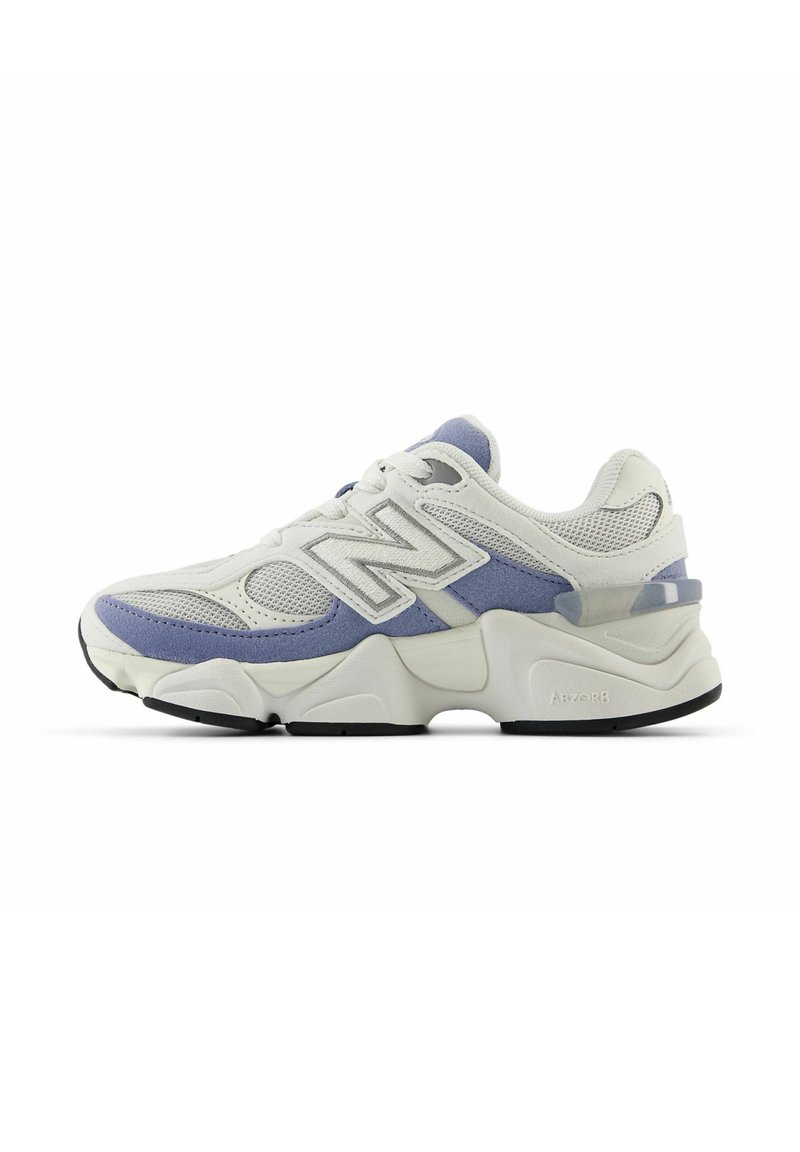 Sneaker in mesh e suede bianco e lavanda con suola spessa, logo N prominente, suola in gomma nera e colletto imbottito per supporto.