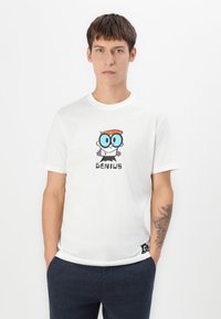 Camiseta de algodón blanca con diseño de un personaje de dibujos animados con ojos azules y un sombrero naranja, texto que dice "GENIO," y un logo negro en el dobladillo.