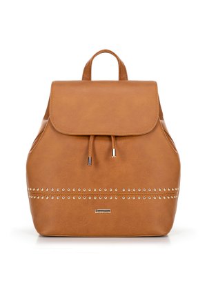 Zaino in pelle sintetica color tan con pattina pieghevole, chiusura con cordoncino e borchie dorate lungo la base. Presenta un manico superiore e un logo.