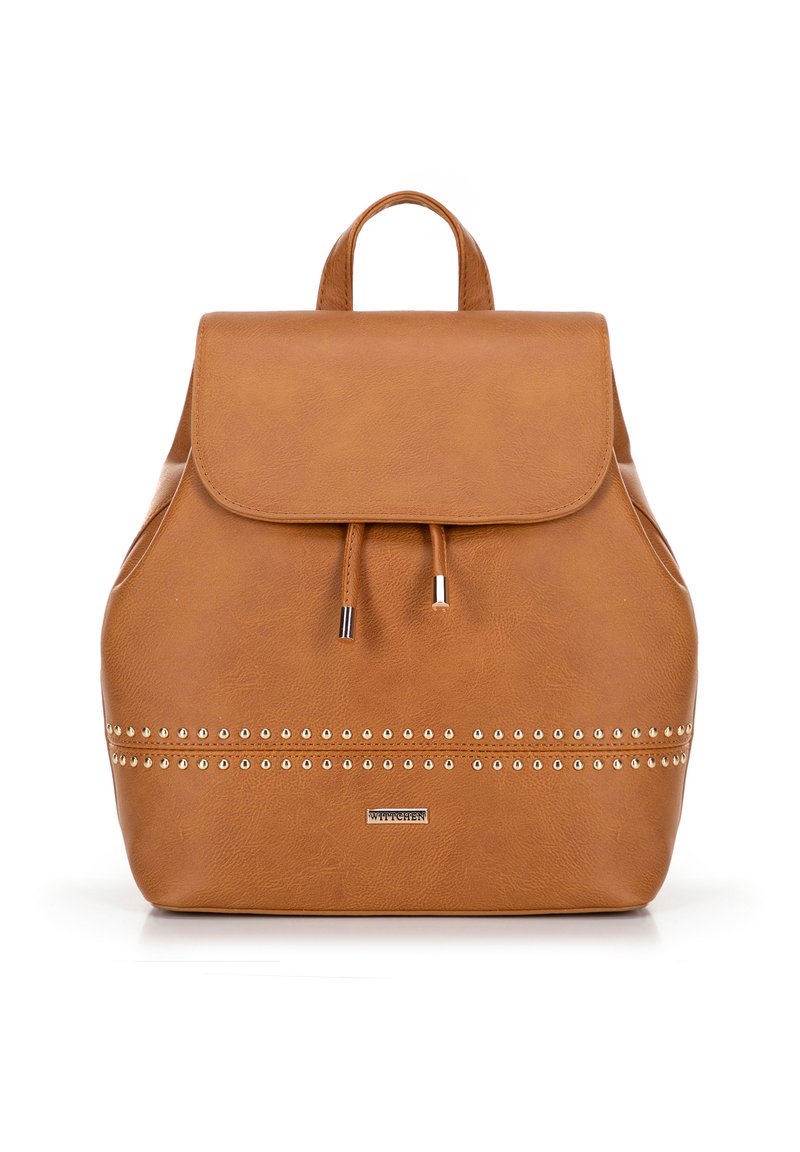 Brązowy plecak z syntetycznej skóry z klapą składana, zaciąganą sznurkiem i złotymi ćwiekami wzdłuż spodu. Posiada uchwyt na górze oraz logo.