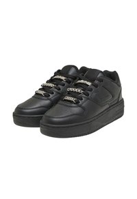 Sneaker nere in pelle con finitura liscia, punta rotonda e suola spessa. Presentano dettagli in catena argentata sui lacci e suola in gomma testurizzata.