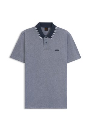 Polo gris à manches courtes avec col bleu marine, patte à deux boutons, rayures blanches sur le col, et logo "BOSS" sur la poitrine.