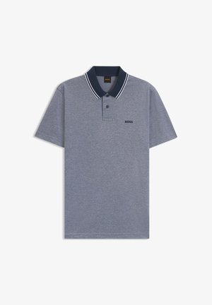 Graues Polohemd mit kurzen Ärmeln, marineblauem Kragen, Zwei-Knopf-Leiste, weißen Streifen am Kragen und "BOSS"-Logo auf der Brust.