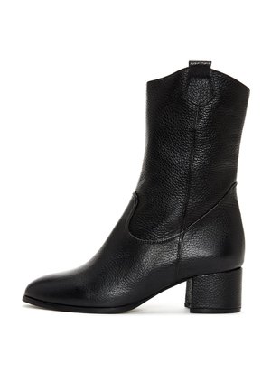 Botte en cuir noire mi-mollet avec surface texturée, bout arrondi, talon carré et languette de tirage en haut de la tige.